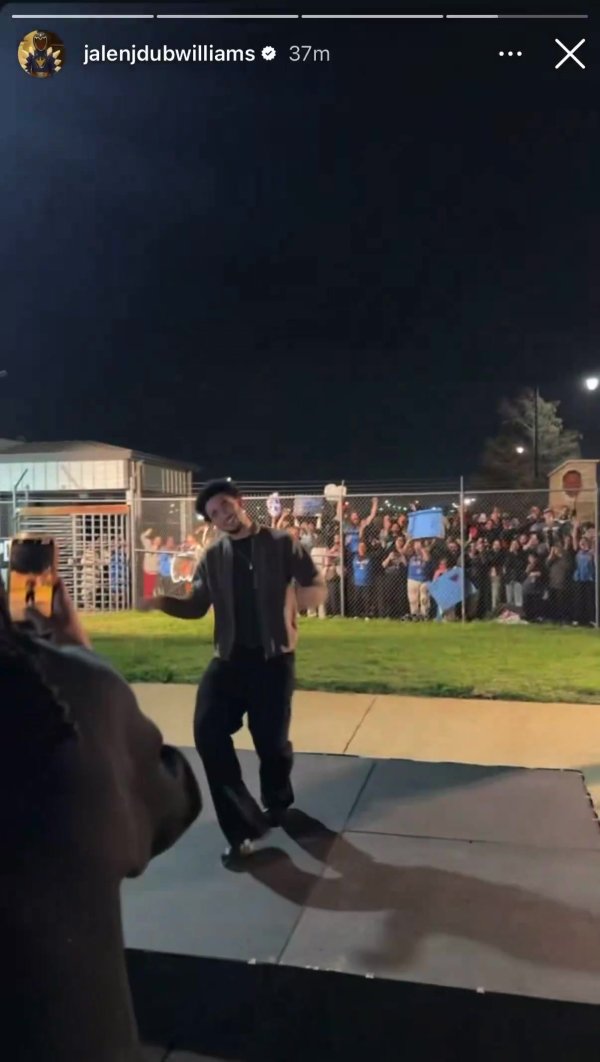 配资天眼 社交恐怖分子！雷霆全队回俄城被球迷惯例接机 麦凯恩激情热舞